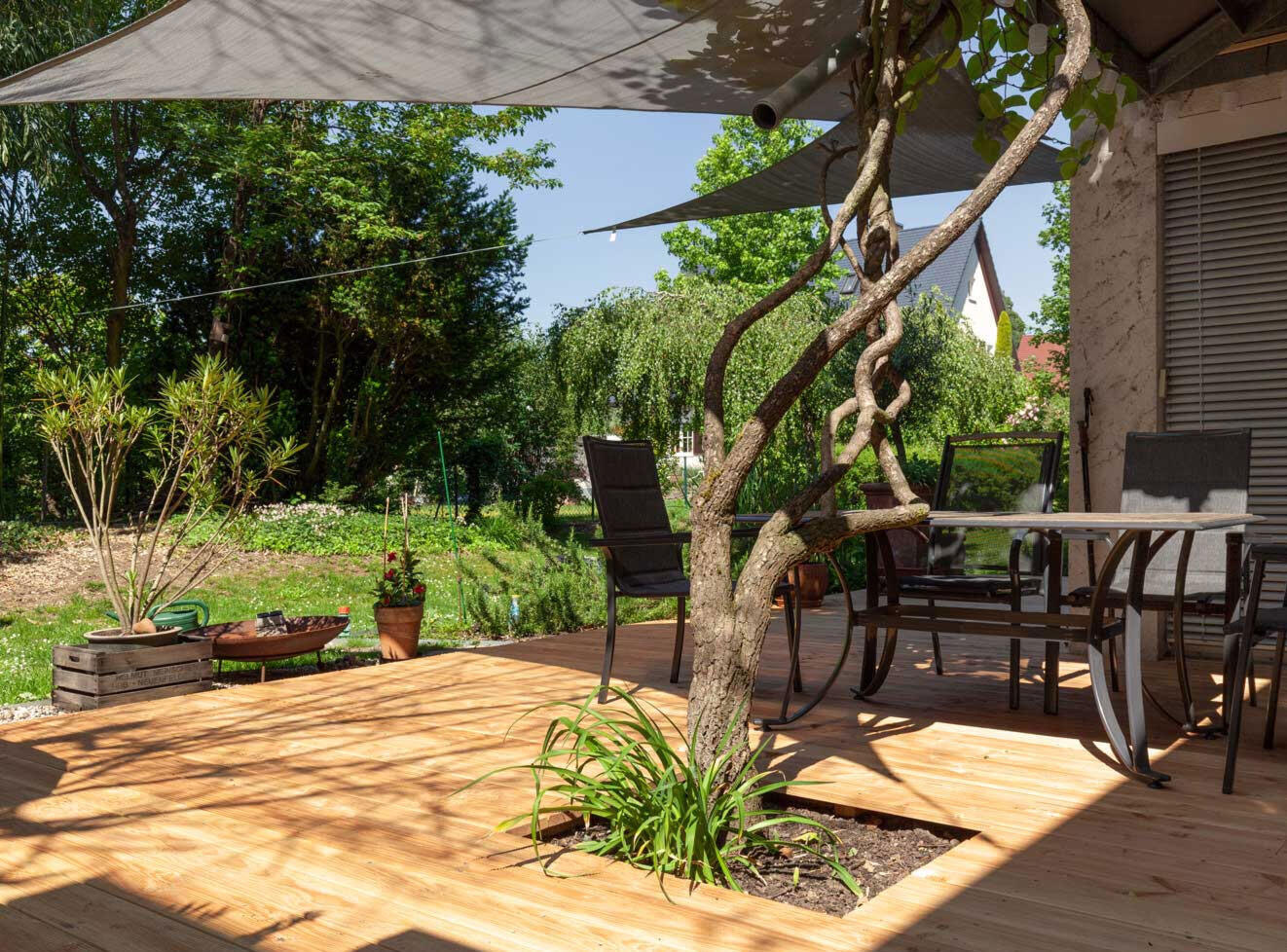 Fotografie Holzterasse mit Pflanzen