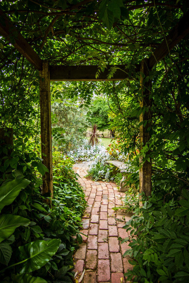 Gartenbau-Weg organisch gestalteter Garten mit Natursteinweg